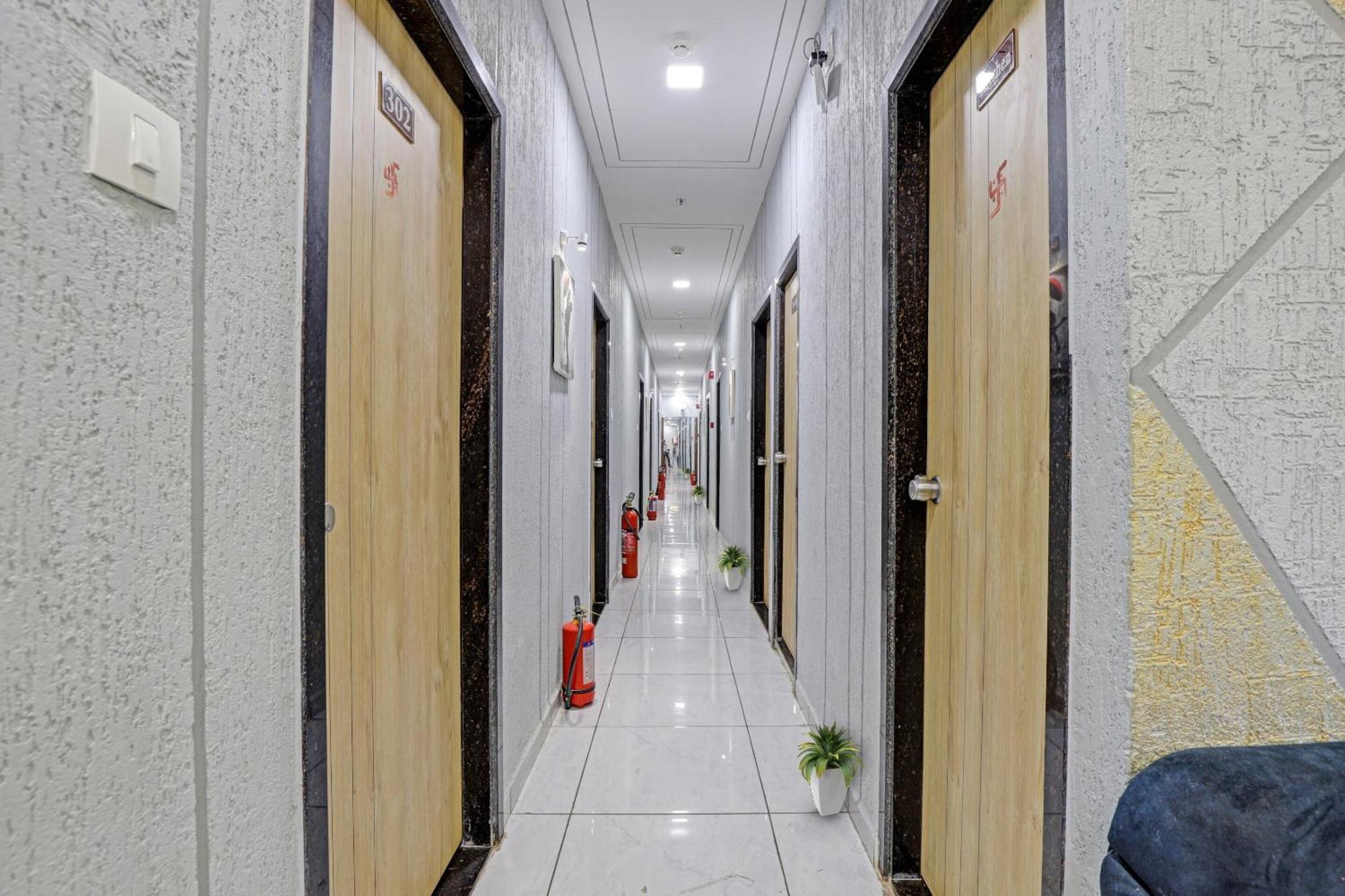 Hotel O Royal Orbit Surat Zewnętrze zdjęcie